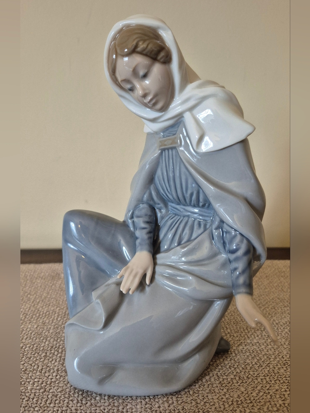 NAO by Lladro Virgin Mary Mother Nativity Porcelain Figurine Excellent Condition